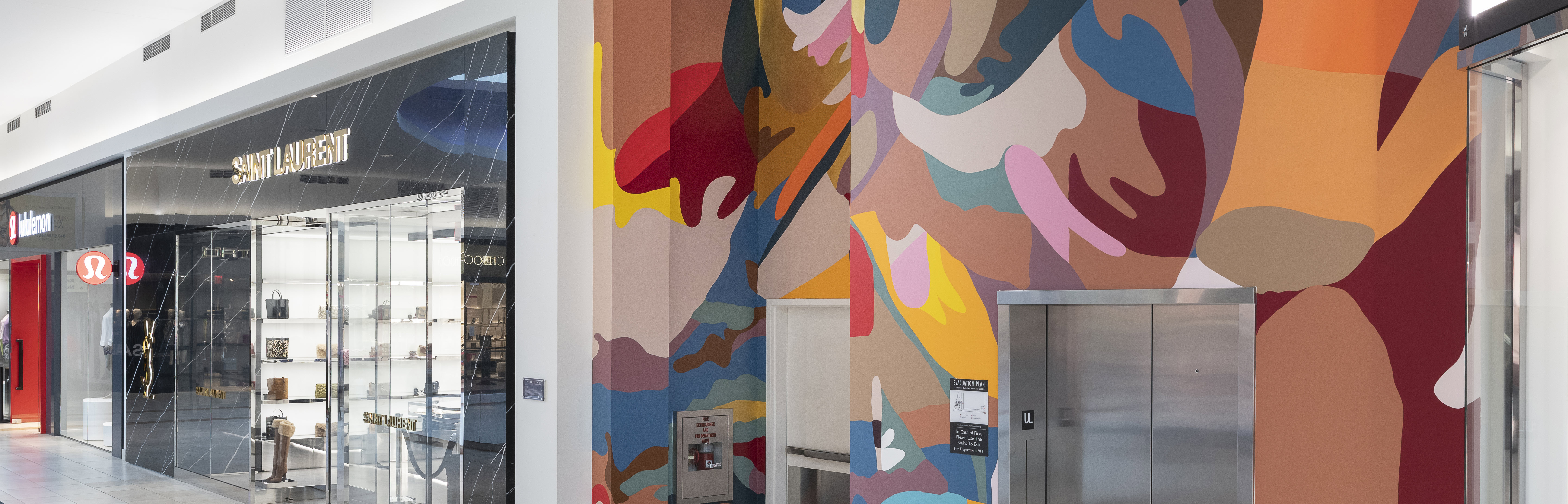 "zip me up" mural by Candida Alvarez at Fashion Outlets of Chicago